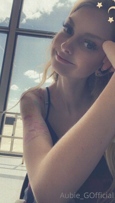 小さなおっぱいオンリーファンズ 裸 写真