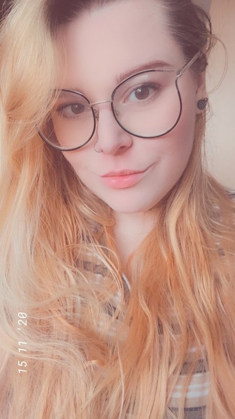 スキニーモデルオンリーファンズ アートポルノ 画像