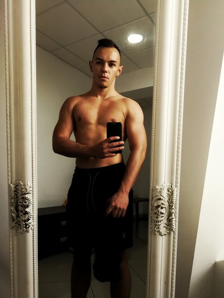 FitWith Flo ホットなモデル 写真