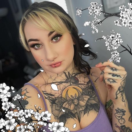 Alexandra Quinn ヌードスター 写真