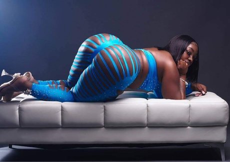 アジア人ニューハーフオンリーファンズ セクシーヌード 写真