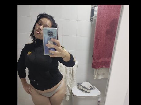 黒髪の熟女オンリーファンズ セクシーヌード 画像