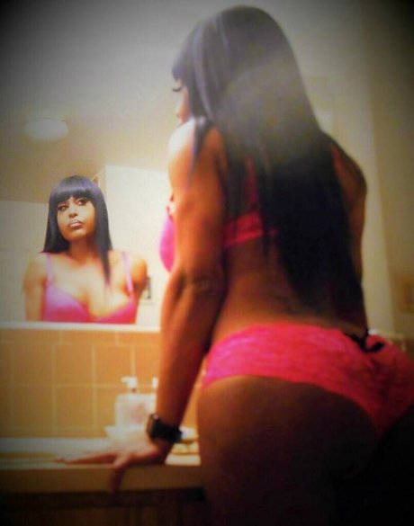 Mona Loud アダルトモデル 写真