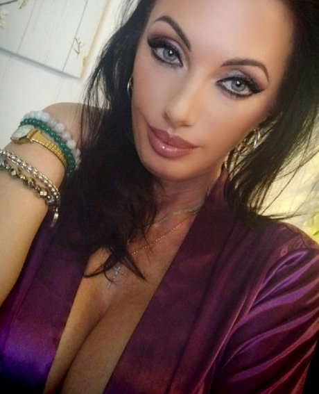 スキニーモデルオンリーファンズ アートポルノ 写真