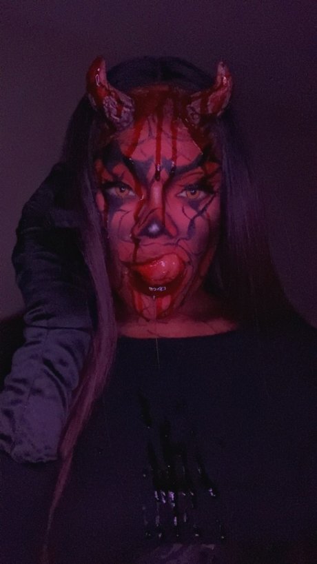 SATAN S WIFE 素敵なモデル 写真