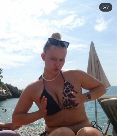 お尻を広げるオンリーファンズ セクシーヌード 写真