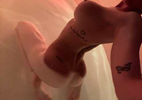 尖ったおっぱいオンリーファンズ セクシーヌード 写真