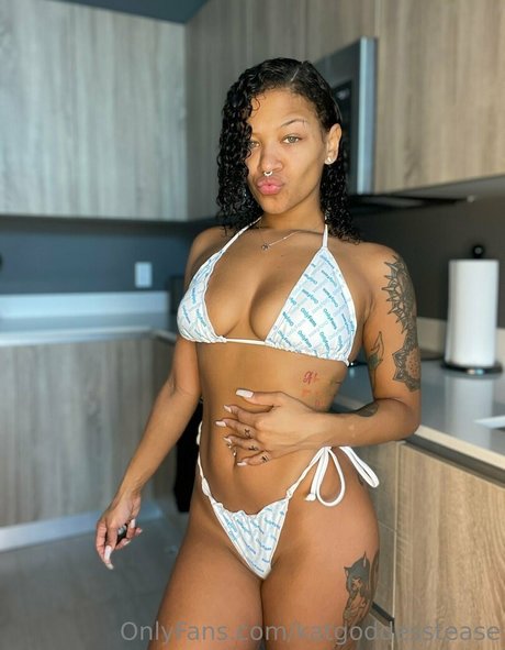 キティ・ウェット・オンリーファンズ セクシーヌード ギャラリー