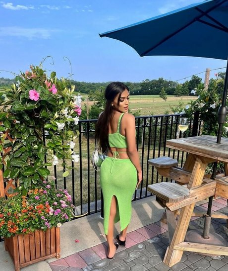 ぽっちゃりブルネットオンリーファンズ エロチック 写真