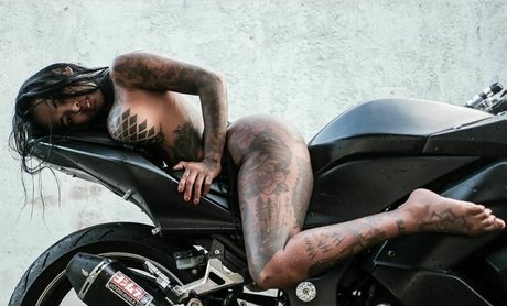 裸の女の子オンリーファンズ えろた 写真