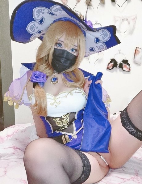 オイルを塗った巨乳オンリーファンズ エロチック 画像