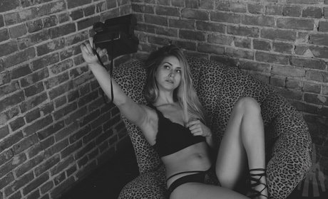 曲線美の女の子オンリーファンズ セクシー裸 写真