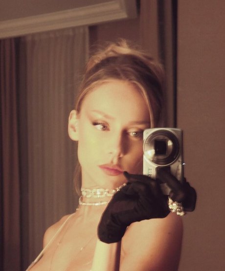 Ester Exposito エロティックなポルノスター 画像