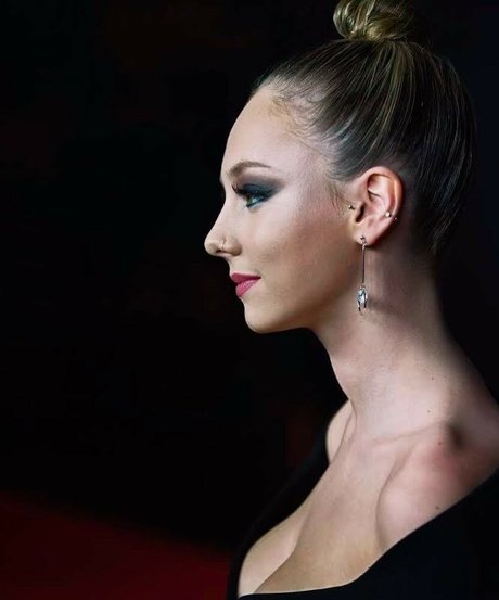 Ester Exposito トップポルノスター 画像