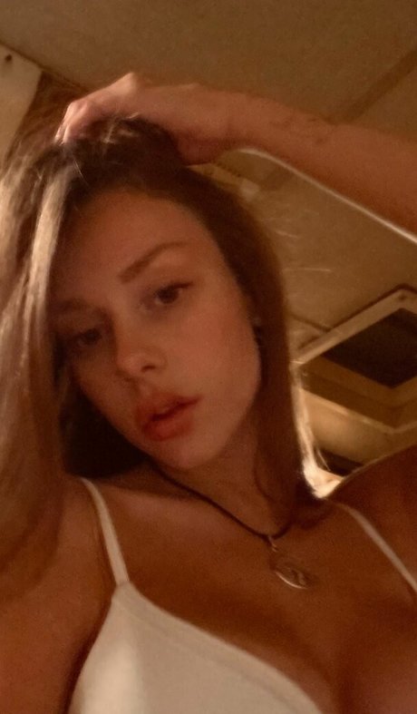 Ester Exposito セクシーモデル 画像