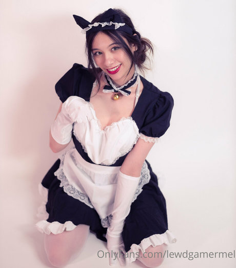 柔軟なティーンオンリーファン 美しいヌード 画像