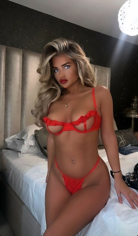 Mia Wood Hall ヌードモデル 写真