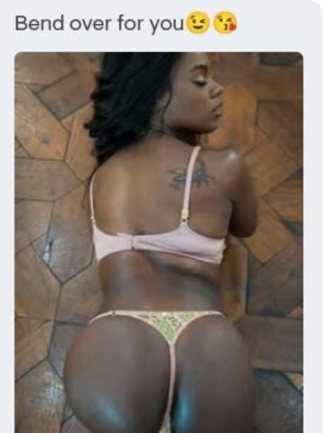 ヌード熟女オンリーファンズ ホット裸 写真