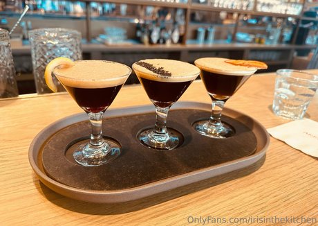 irisinthekitchen ヌードモデル 写真