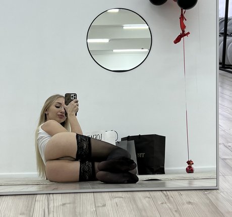 アナルファックオンリーファンズ アート裸 画像