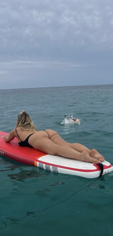 黒髪の熟女オンリーファンズ セクシー裸 写真