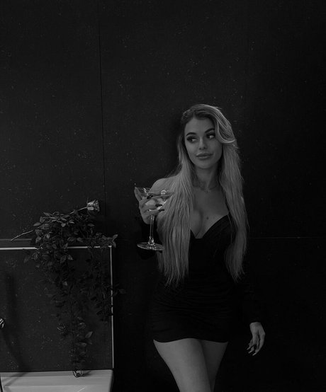 レズビアンマッサージオンリーファンズ セクシー 写真