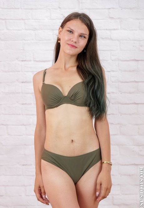 Adrianna Babin 美しいモデル 画像