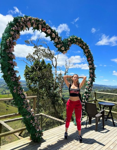 ストリップショー オンリーファンズ ポルノ 画像