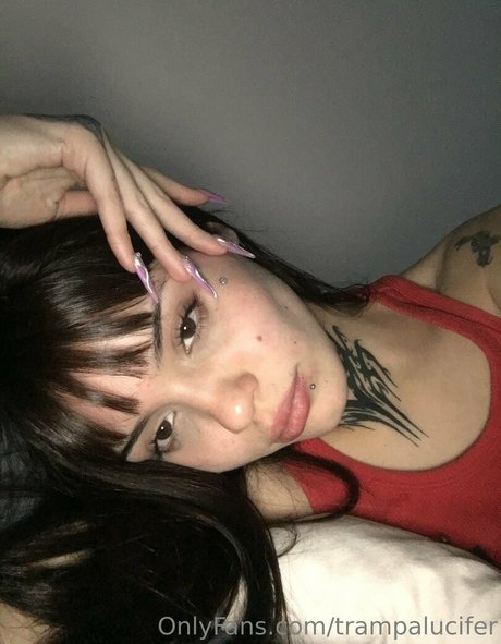 trampalucifer スター 裸 写真