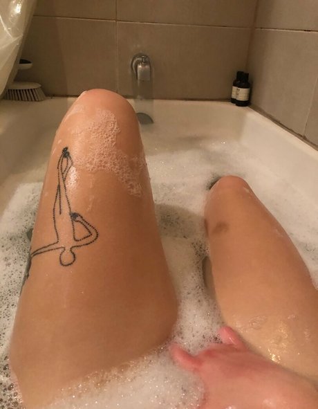 息子のオンリーファンズ エロチック 写真