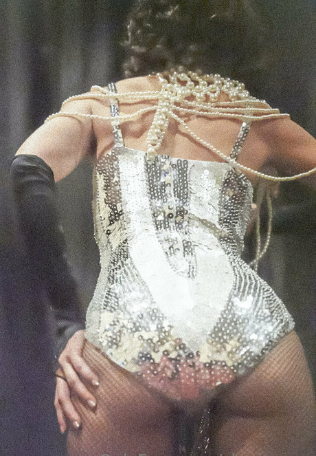 ベビーシッターオンリーファンズ ポルノ 写真