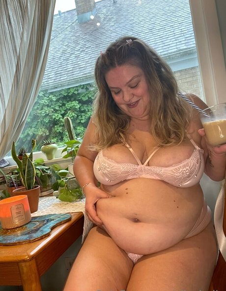 曲線美のブロンドオンリーファンズ 美しいxxx 画像