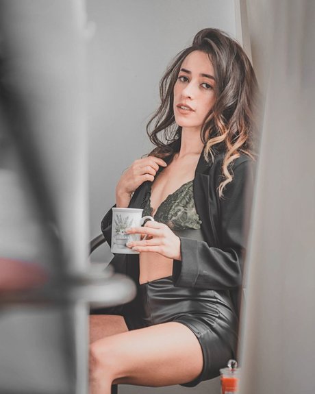 Eva Lujan ポルノスター エロティック 画像