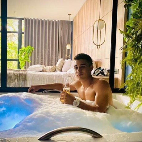 Duvan Vasquez ポルノスター セクシー 写真