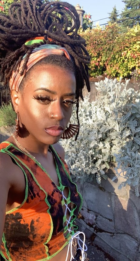 GODDESS RAVEN LOCS 裸の女優 写真