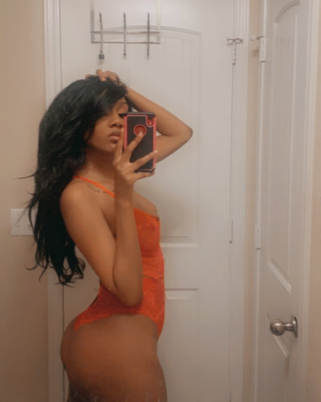 巨乳タトゥーオンリーファンズ セクシーヌード 写真