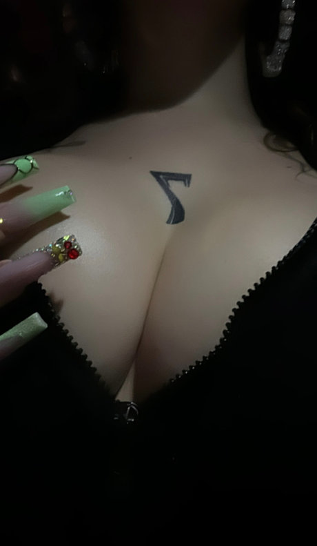 Queen Barbie_ ポルノモデル 画像