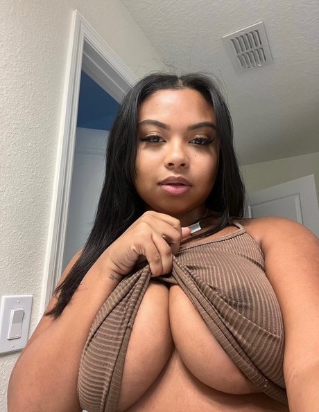 Nely モデル 画像