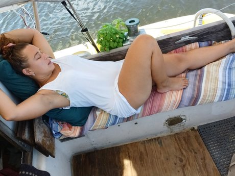 裸の女の子オンリーファンズ エロチック 写真