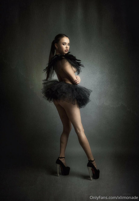 ぽっちゃりブロンドのオンリーファンズ ポルノグラフィック ギャラリー