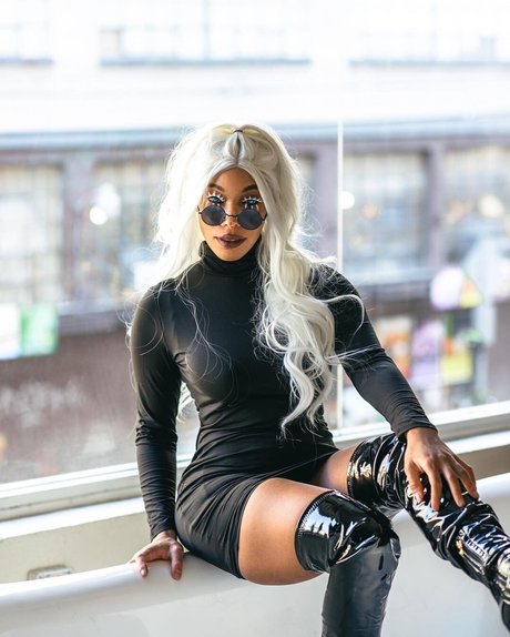 曲線美のランジェリーオンリーファンズ えろた 画像