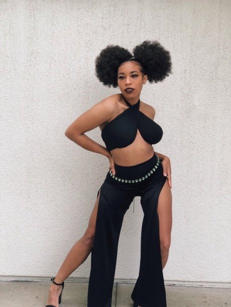 巨乳ランジェリーオンリーファンズ 無料エロ ギャラリー