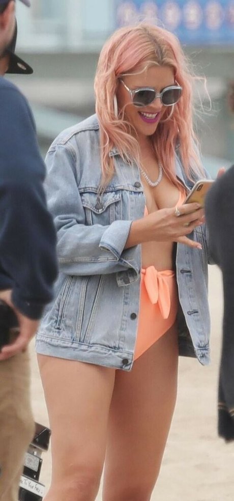 Busy Phillips セクシーモデル ギャラリー