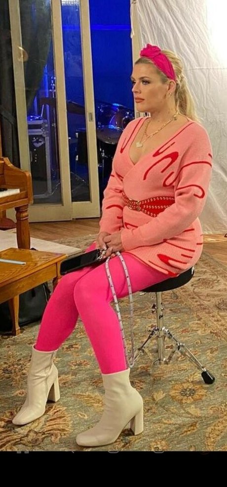 Busy Phillips アートポルノスター 画像