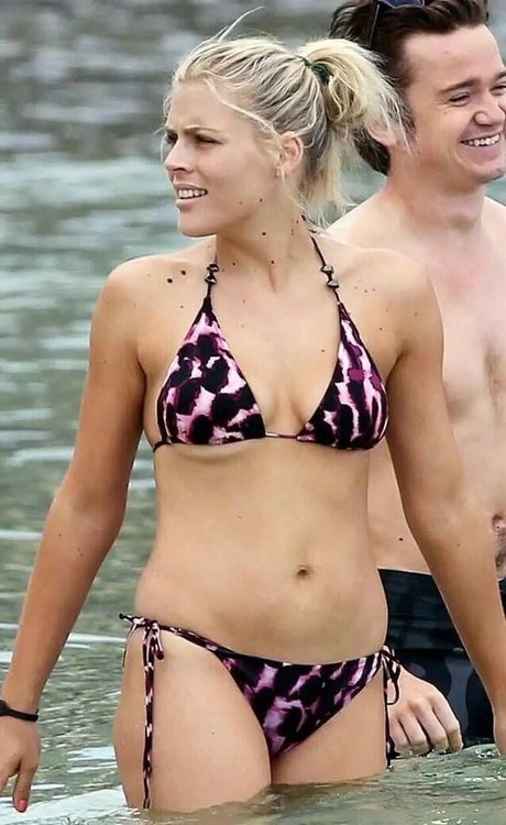 ニューハーフの乗馬オンリーファンズ セクシーヌード 写真