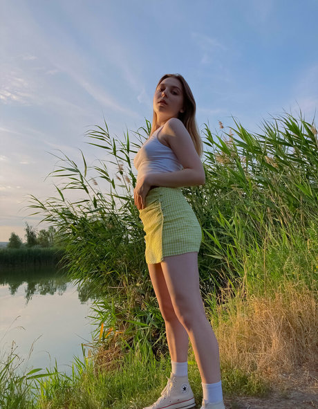 小さなおっぱいオンリーファンズ 美しい裸 写真