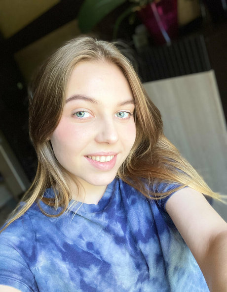 足のシャワー オンリーファンズ 無料セックス 画像