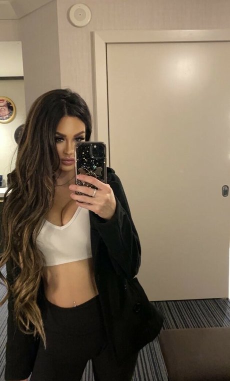 オイルを塗った巨乳オンリーファンズ 美しい ギャラリー