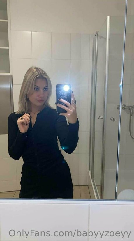 babyyzoeyy アダルトモデル 写真