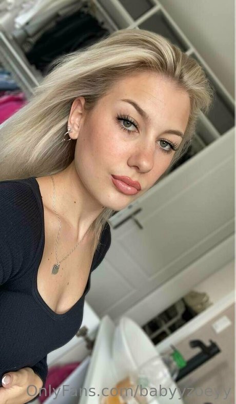 babyyzoeyy 高品質のポルノスター 写真